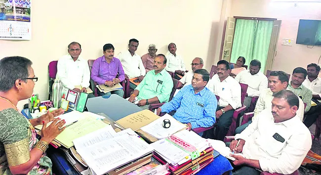 ఆలయ భూముల సమస్య పరిష్కరించాలి
