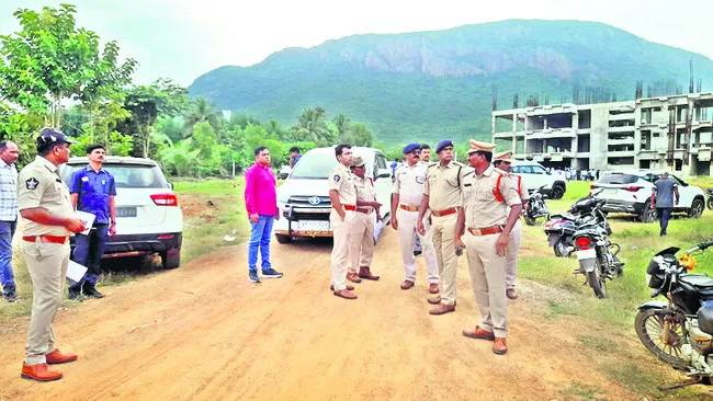 అడుగడుగునా ఆంక్షలు