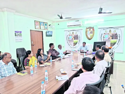 వర్సిటీలో అకడమిక్‌ వాతావరణం నెలకొల్పాలి 
