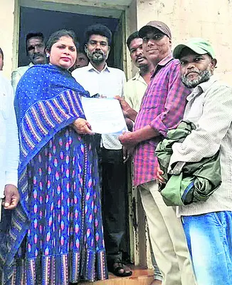 కళావేదికపునర్నిర్మాణానికి వినతి
