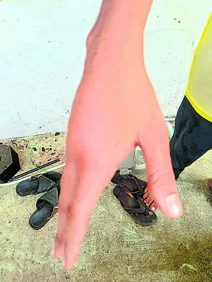 Vice principal beat student hand got swell