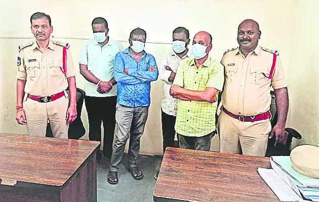 నకిలీ పత్రాలు సృష్టించి ప్లాట్‌ విక్రయం 