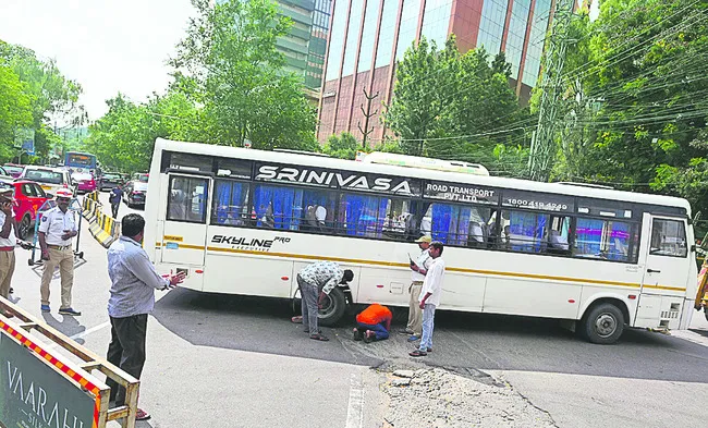 రోడ్డు మధ్యలో ఆగిన బస్సు