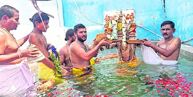 శ్రీవారికి చక్రస్నానం.. పుష్పయాగం
