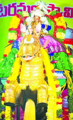 అశ్వవాహనం  అధిష్టించి.. అభయమిచ్చి 