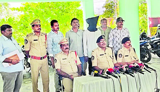పాత కక్షలతోనే వృద్ధురాలి హత్య 