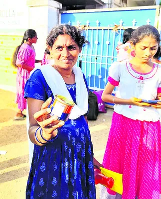 ఆలస్యంగా వచ్చారు.. రంగు డబ్బా తీసుకురండి