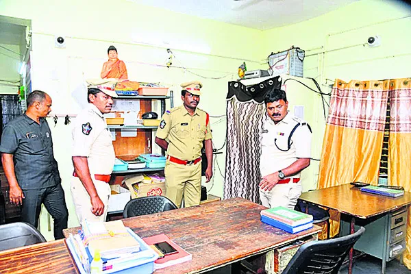 పోలీస్‌స్టేషన్లను తనిఖీ చేసిన ఎస్పీ 