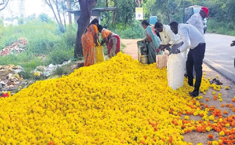 గిట్టుబాటులేక  రోడ్డు మీదే.. పూల రైతుకు మిగిలింది కన్నీరే