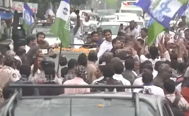 Police Neglegency On Ys Jagan Anakapalle Tour