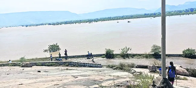 అండ చూపరు.. ఆదుకోరు