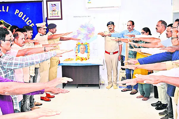 పటేల్‌ దేశభక్తి ఆదర్శప్రాయం