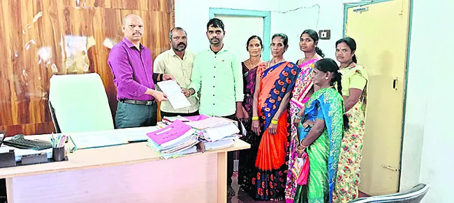 కాఫీ కార్మికుల సమస్యలు పరిష్కరించాలి