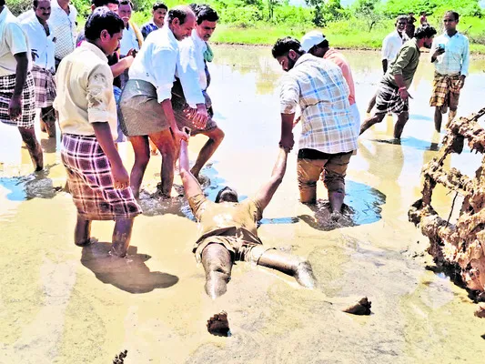 ట్రాక్టర్‌ కింద పడి వ్యక్తి మృతి 