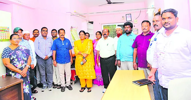 ఉద్యోగులు బాధ్యతతో విధులు నిర్వర్తించాలి