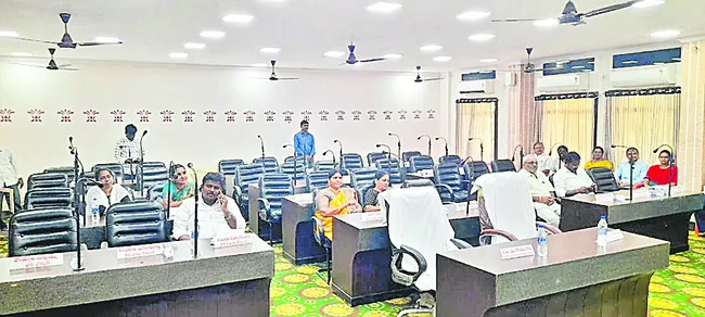 ‘మించాల’కు స్వపక్ష కౌన్సిలర్ల సెగ