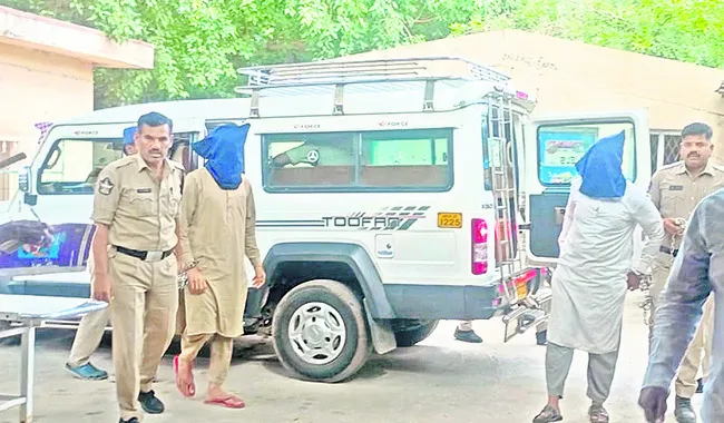 వాట్సాప్‌ లింకులు ఓపెన్‌ చేశాం.. స్లోగన్స్‌ విన్నాం 