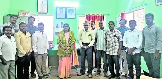 అందుబాటులో ఉండి  సేవలందించండి 