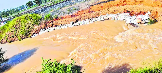 తెగిన రాజుచెరువు కట్ట 