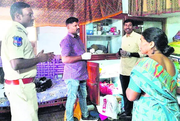 తాళం వేసిన ఇంట్లో చోరీ