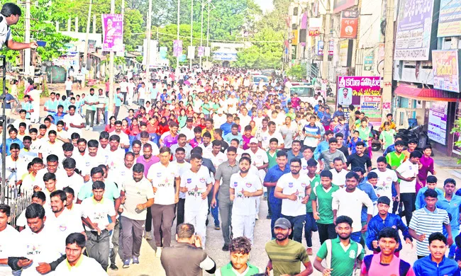 యువత పటేల్‌ను ఆదర్శంగా తీసుకోవాలి