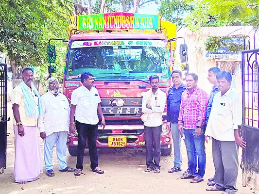 196 క్వింటాళ్ల రేషన్ బియ్యం స్వాధీనం