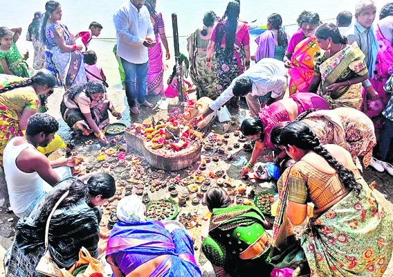 బాసర ఆలయంలో కార్తిక సందడి