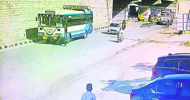 బస్సు కిందకు దూకి వ్యక్తి ఆత్మహత్య