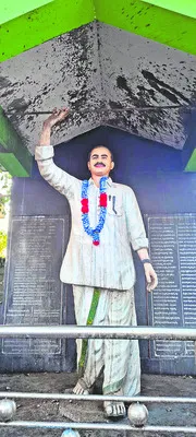 వైఎస్సార్‌ విగ్రహంపై దుశ్చర్య