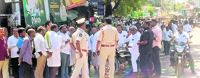 అసమ్మతిపై నెగ్గిన అవిశ్వాసం 