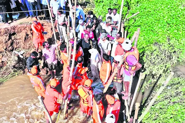 యుద్ధప్రాతిపదికన గండి పూడ్చివేత పనులు 