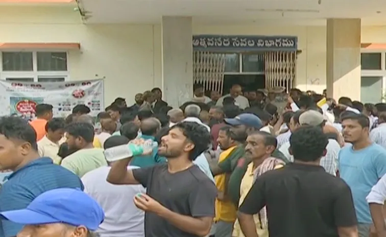 కాశీబుగ్గ తొక్కిసలాట.. పలాస ఆసుపత్రి దగ్గర ఉద్రిక్తత