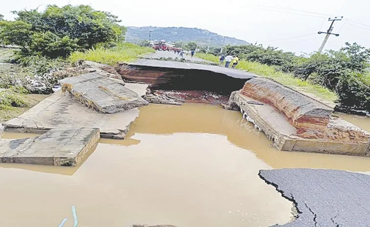 మరమ్మతులు లేక రోడ్లు నీళ్లపాలు