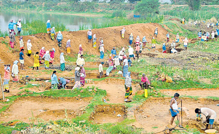 ‘ఉపాధి’లో భారీ కోత.. పేదలకు వాత