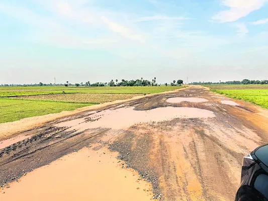 ● గోతుల్లేని రోడ్లంటూ సర్కారు గప్పాలు 
