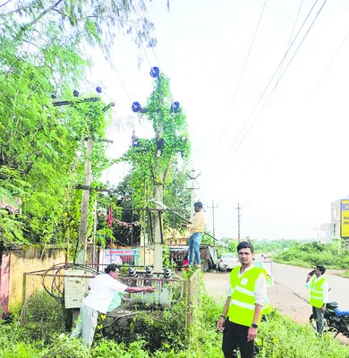 విద్యుత్‌ అధికారులు పల్లెబాట