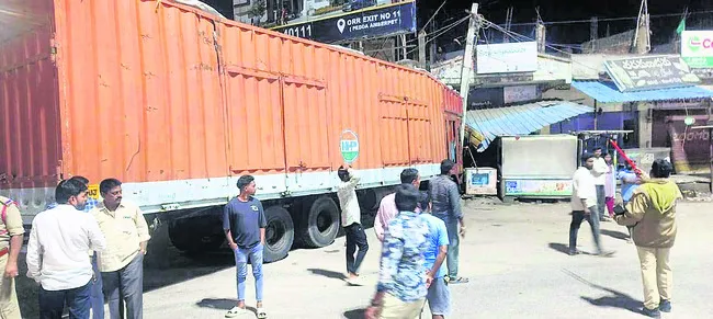 అదుపుతప్పి హోటల్‌లోకి దూసుకెళ్లిన లారీ