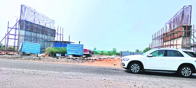 తరలిన కూలీలు.. నిలిచిన పనులు