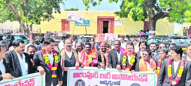 న్యాయవాదులకు రక్షణ కల్పించాలి 