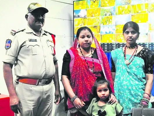 పరిమితికి మించి కూలీలను తరలిస్తున్న ఆటోలు సీజ్‌