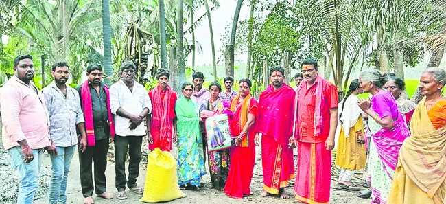 షార్ట్‌ సర్క్యూట్‌తో తాటాకిళ్లు దగ్ధం 