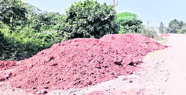 ‘ఎర్రమట్టి’ అమ్మేశారు..