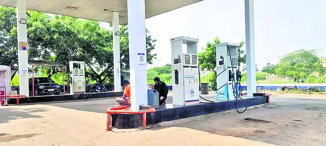 పెట్రోల్‌ బంకుల్లో స్వైపింగ్‌ మెషీన్ల చోరీ 