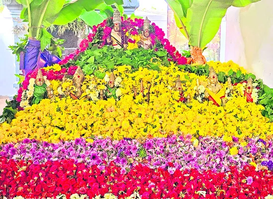 పూలంగిసేవలో పార్వతీ పరమేశ్వరులు 