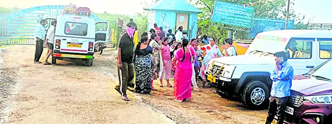 పర్యాటకులకు తప్పని నిరాశ..! 