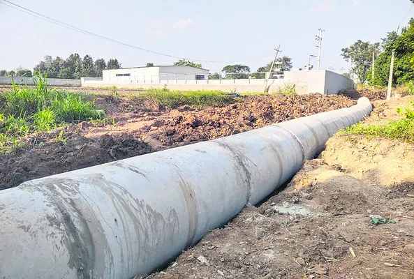 పైపులు వేసి.. కాలువ పూడ్చి 