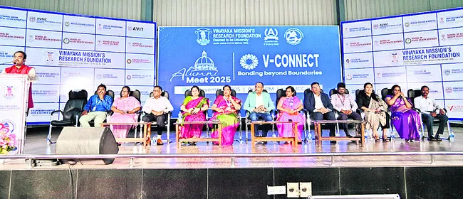 ఉత్తమ అవార్డులతో పూర్వవిద్యార్థుల సమ్మేళనం 