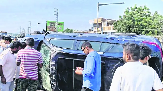 హైవేపై కారు బోల్తా