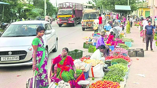 రోడ్డుపై సంత.. తప్పని చింత