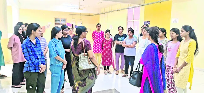 వసతులపై ఆరా 